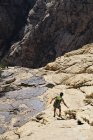 Vue arrière d'une jeune grimpeuse qui descend un rocher, Mount Wilson, Nevada, USA — Photo de stock