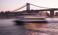Rio do leste pela ponte de Manhattan — Fotografia de Stock
