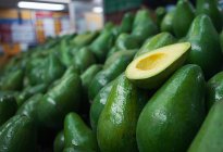 Geschnittene Avocado zum Verkauf — Stockfoto
