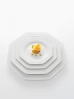 Vista close-up de aperitivo delicioso gourmet na placa branca isolada no branco — Fotografia de Stock