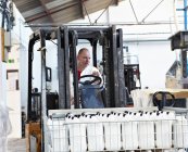 Arbeiter fährt Maschinen in Fabrik — Stockfoto