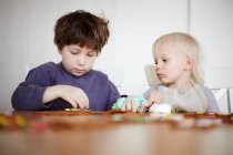 Дети украшают пряничное печенье — стоковое фото