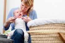 Madre holding sconvolto neonato figlia — Foto stock