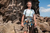 Alpinista de rocha usando clipes e cordas — Fotografia de Stock