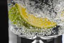 Lime and bubbles in gin and tonic — Stock Photo