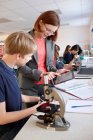 Teacher with student in science class — Stock Photo