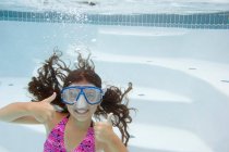 Menina dando polegares para cima subaquático, foco seletivo — Fotografia de Stock