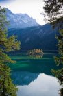 Montagne riflesse nel lago — Foto stock