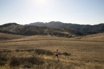 Corredor femenina madura corriendo por el paisaje, Thousand Oaks, California, EE.UU. - foto de stock