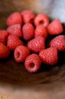 Close up of bowl with fresh picked ripe raspberries — Stock Photo