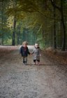 Crianças caminhando no caminho da sujeira no parque — Fotografia de Stock