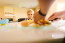 Junge beobachtet Vater bei der Essenszubereitung — Stockfoto