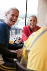 Велосипедисти в кафе, сміються — стокове фото