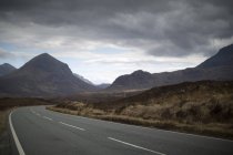 Estrada que conduz através das montanhas de Cuillin — Fotografia de Stock