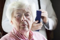 Ältere Frau runzelt die Stirn, konzentriert sich auf den Vordergrund — Stockfoto