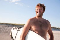 Porträt eines Surfers, der wegschaut — Stockfoto