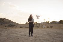 Weibliche kommerzielle Betreiberin auf Buschland fliegenden Drohne, Santa Clarita, Kalifornien, Vereinigte Staaten — Stockfoto