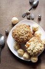 Muffins y hojaldre servidos en plato - foto de stock