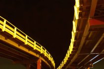 Puentes urbanos iluminados por la noche - foto de stock