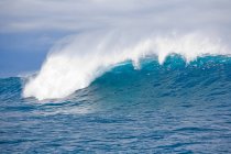 Ocean wave with foam — Stock Photo