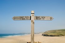 View of Signpost in cornwall beach with sea on horizon — Stock Photo