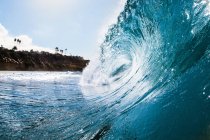 Rolling ocean wave and coastline — Stock Photo