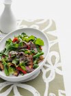 Говядина и салат на тарелке — стоковое фото