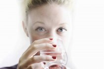 Frau trinkt Glas Wein, selektiver Fokus — Stockfoto