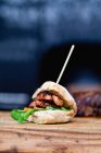 Hambúrguer de bife de lombo espetado — Fotografia de Stock