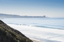 Vue lointaine des surfeurs en mer, Black Beach, La Jolla, Californie, États-Unis — Photo de stock