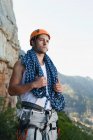 Climber holding coiled rope on mountain — Stock Photo