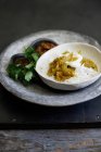 Ciotola di pollo al curry con riso — Foto stock