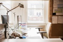 Leerer Schreibtisch im Büro — Stockfoto