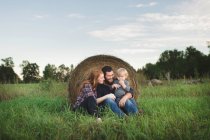 Retrato de jovem família no campo — Fotografia de Stock