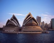 Сіднейський оперний театр під Синє небо — стокове фото