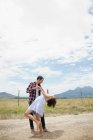 Couple dansant à distance — Photo de stock