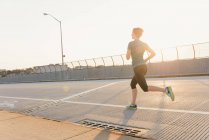 Mulher adulta média, correndo, ao ar livre, visão traseira — Fotografia de Stock