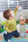 Bambino ragazzo accatastamento giocare blocchi a casa — Foto stock