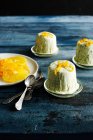 Assiettes de crème glacée aux herbes à l'orange — Photo de stock