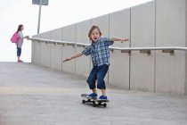 Ragazzo in sella skateboard sulla rampa — Foto stock