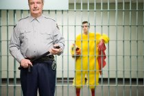 Охоронець і в'язень у курячому костюмі — стокове фото