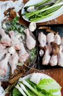Hühnerkeulen zubereiten — Stockfoto