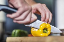 Koch in Scheiben geschnitten gelben Pfeffer, Nahaufnahme — Stockfoto