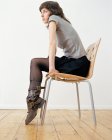 Женщина сидит на стуле — стоковое фото