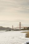 Goldene Torbrücke und Strandwellen — Stockfoto