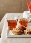 Малини пиріжки з солодкий чай — стокове фото