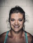 Porträt einer selbstbewussten, verschwitzten jungen Frau nach dem Crossfit-Training — Stockfoto