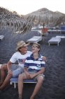 Fratelli che ridono insieme sulla spiaggia — Foto stock