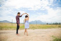 Paar tanzt auf einem Feld — Stockfoto