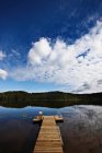 Alberi e cielo riflessi nel lago — Foto stock